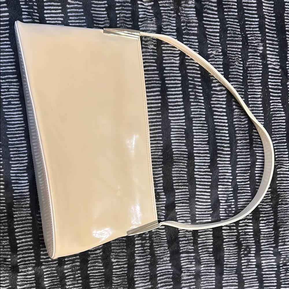 Cream Elegant Shoulder Bag with Structured Design